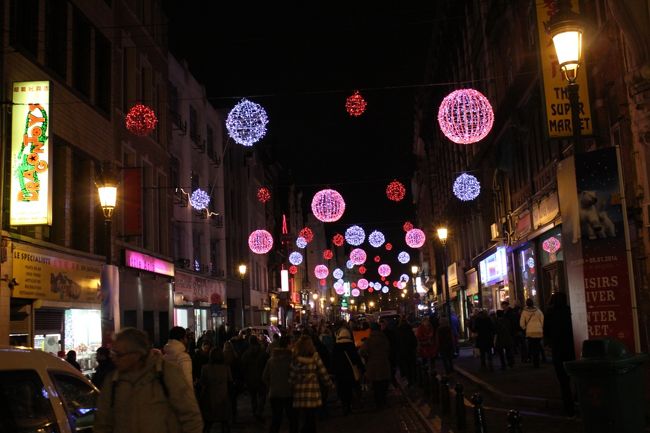 Rue Sainte-Catherine<br /><br />いつもはプチ中華街なこの通りもクリスマスの雰囲気。