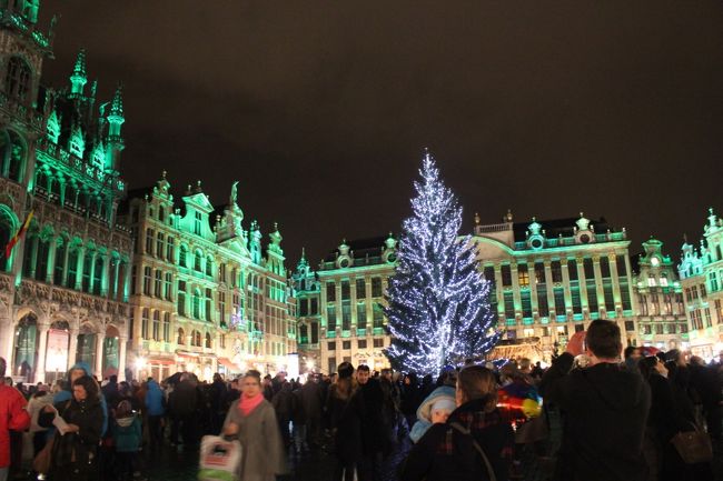 プラス・デュモンは光のショー中でした。<br /><br />今年のツリーは去年の不評なツリーから元に戻って一安心。