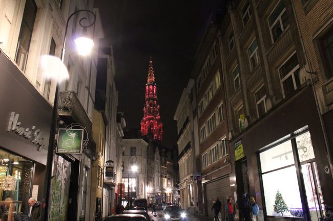 振りかえると市庁舎の塔が赤く染まってました。