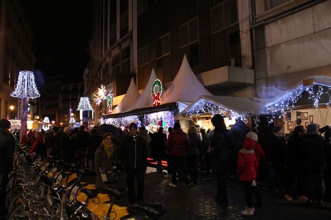 証券取引所前の通りにも屋台が並んでいました。21時近くになってきてますます活気づいてきました。