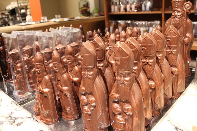 レジの横にはサン・ニコラのチョコ