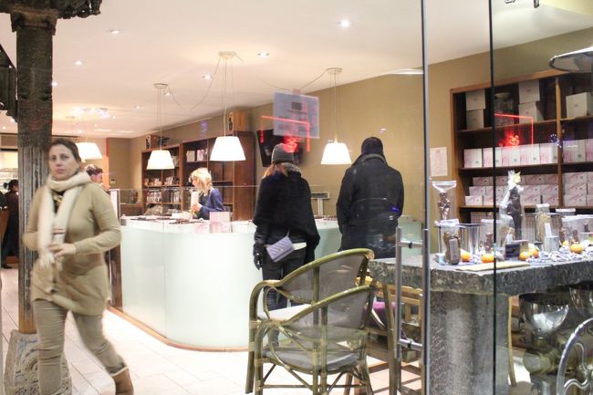 Frederic Blondeel<br /><br />サン・カトリーヌ広場に行くと必ず寄っちゃうショコラティエ。この日は21時過ぎてもオープンしていました。