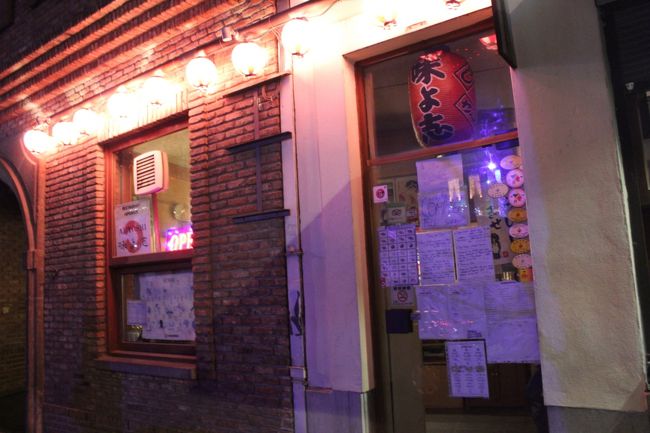 予約しないといつもいっぱいで入れない日本料理店の「味よ志」。この日も満席の案内が。