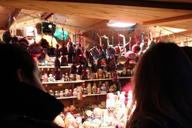 こちらは大人がたくさん集まっていた屋台。