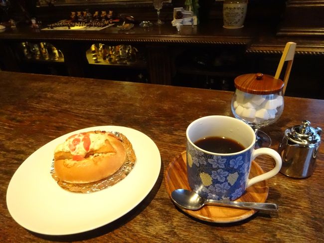 下で買ったパンとコーヒー<br /><br />パン￥180　コーヒー￥650<br /><br />音楽を聞く場所はこの場所より<br /><br />値段upです〜。