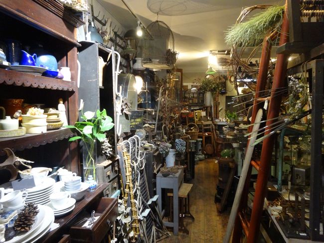 隣にある雑貨店。