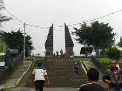 30分ほどでチュト寺院に到着。入場料10,000ルピア（約100円）、駐車場代5,000ルピア（約50円）。