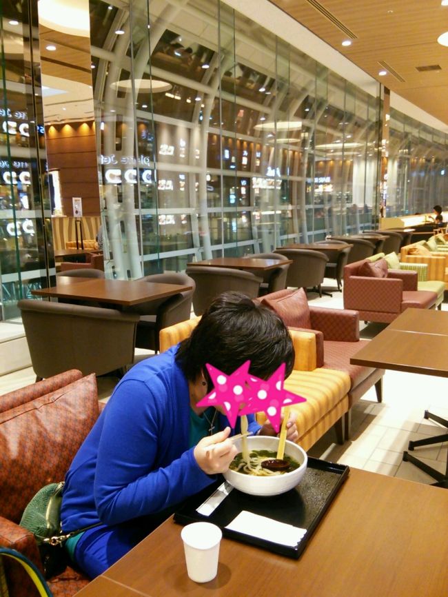 ほぼ、貸切のようなフードコートでうどんをすする!