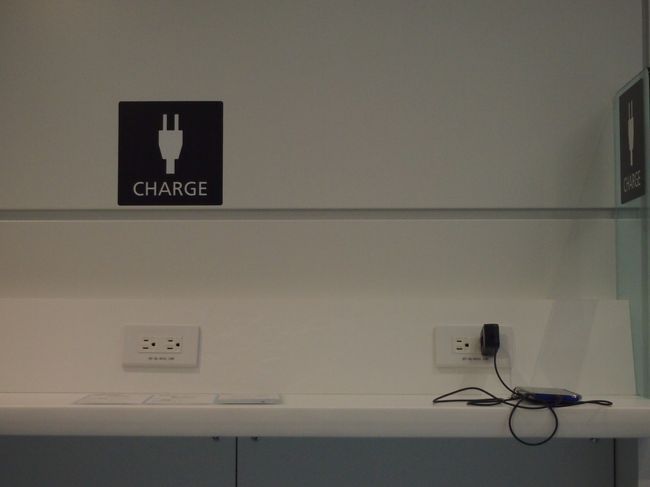 フードコートにも、ここにも電源がたくさんあり搭乗するギリギリまでスマホの充電ができた。