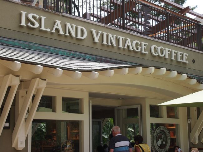 お昼ごはんはボガーツへ行ってみたかったけれど、飛行機での揺れのダメージのせいか、やや疲れが残っていてホテルから近いロイヤルハワイアンセンターの中のアイランドヴィンテージカフェへ。