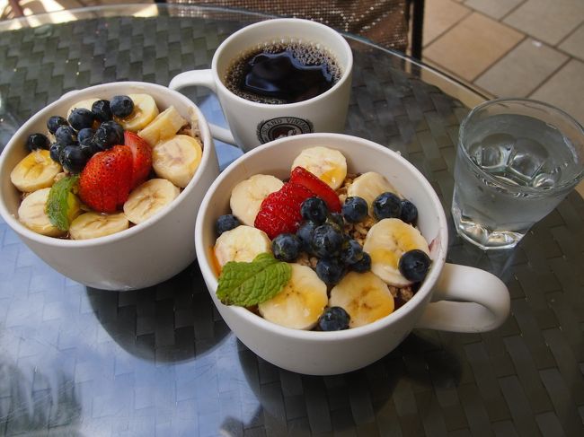 アサイボウルとコーヒーで軽めの昼食。<br />美味しいけど、ちょっとアサイの味が薄い気がするなぁ〜!