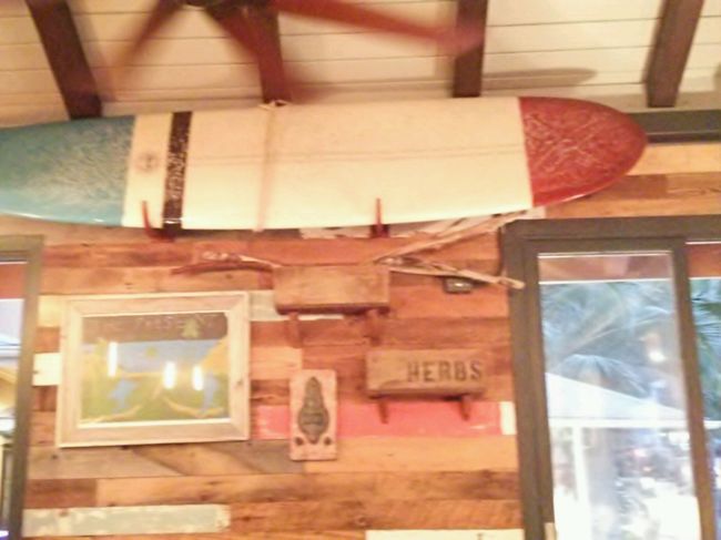 内装はサーフィンが飾ってあったり、いい雰囲気。