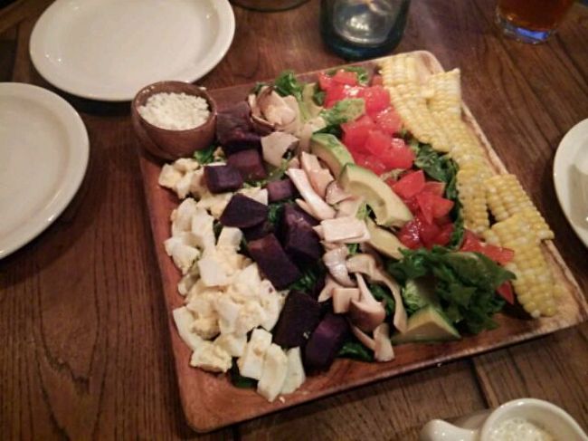 サラダ<br />盛り付けがオシャレだわ!<br />ここはハワイの地物しか使わないと「ハワ恋」で聞いた気がしたけど。<br />ドレッシングも美味しい♪