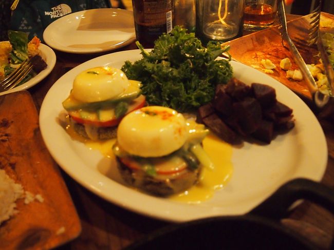 夜にエッグベネディクト<br />ハワイで食べたことがなかったので注文。<br />これもめちゃくちゃ美味しい♪