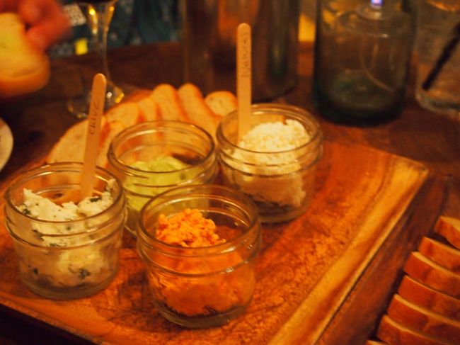 自家製チーズの盛り合わせ<br />すべて手作りのチーズ4種類<br />チーズについてきたパンの量が多かったので、これはTO GOして主人の朝ごはんに。<br />これも美味しかった♪