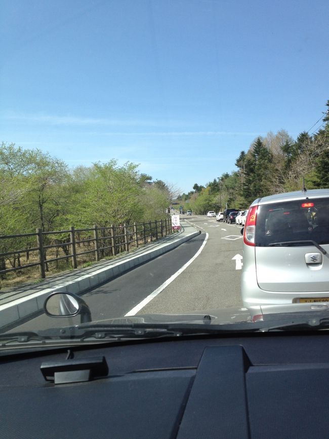 首都高から中央道、河口湖で高速を降ります。<br />ムフフ。<br />スムーズで嬉しくなっちゃうな〜、と思っていたのはここまで。<br /><br />本栖湖を目指して下道を走り目指す本栖リゾートはあと数キロ<br />というところでまさかの渋滞。<br />え〜まだ８時過ぎなのにぃ…。<br /><br />