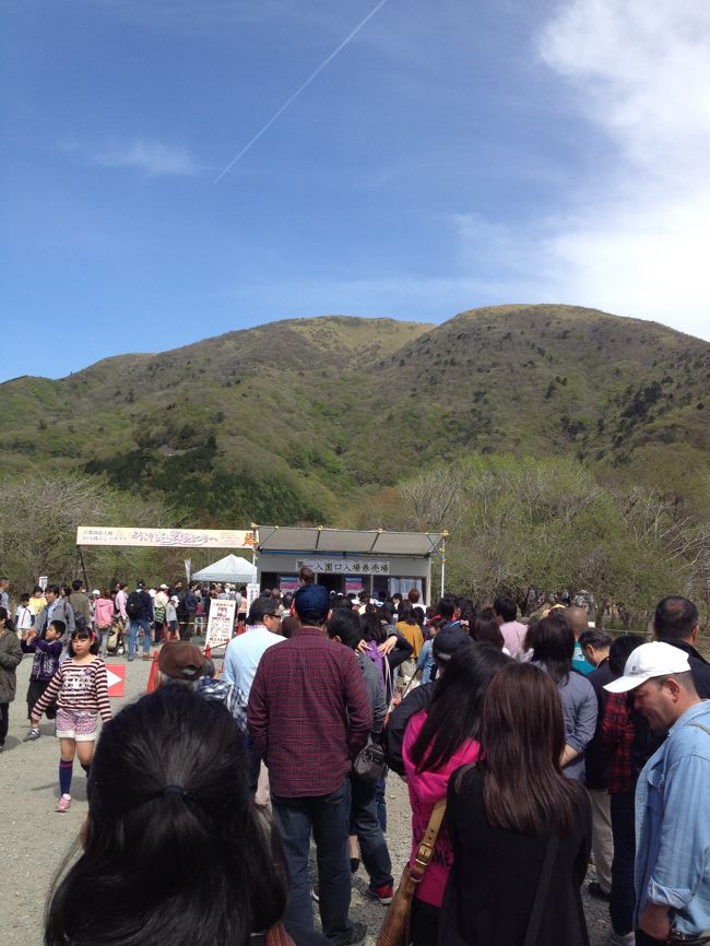 9時過ぎの時点で、この行列です。<br />チケット売り場までかなり並んでる〜〜