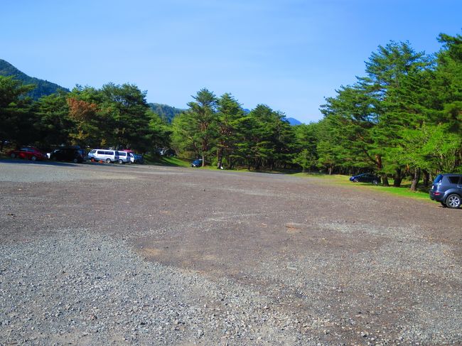 本栖湖沿いにある本栖湖キャンプ場の駐車場に車を止めて<br />「竜ヶ岳」に向かいます。