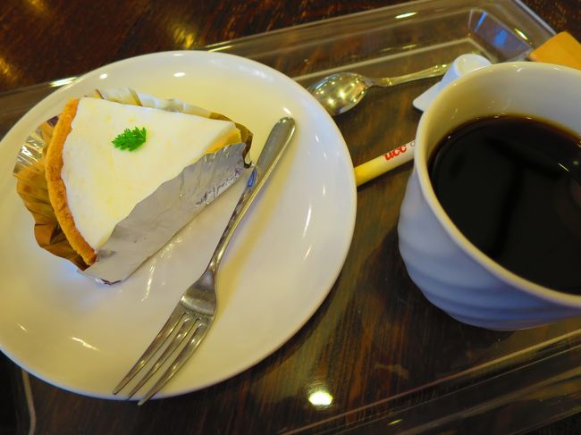 ワタシは疲れを癒すためケーキをいただき〜〜。<br />イートインスペースでサービスのコーヒーとともに。<br /><br />まいう〜〜♪
