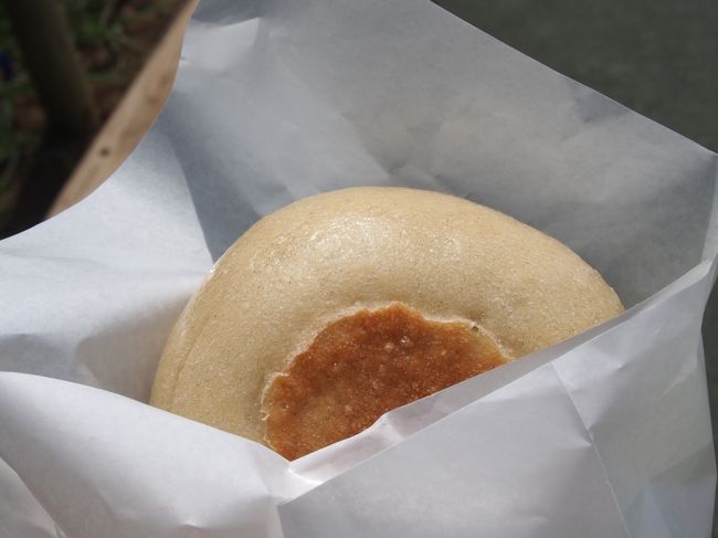 おやきの看板に惹かれてそばおやき（野沢菜）をGET!<br /><br />朝早かったし、おなかすいた〜。