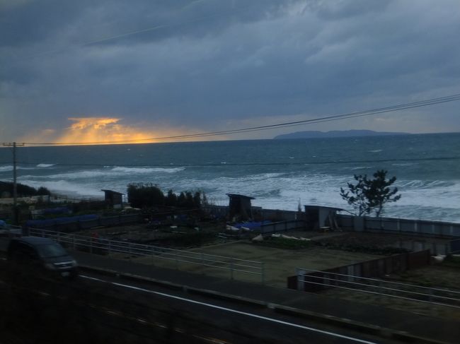 段々と日が暮れてきます。遠くに見えるのは佐渡島でしょうか。