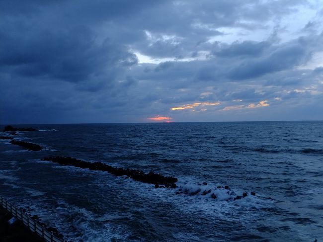 途中の桑川駅では対向電車待ちで10分近く停車。その隙に改札の外にある道の駅笹川流れ・夕日会館の展望台に向かいます。<br />このあたりは笹川流れと呼ばれる名勝です。ギリギリサンセットを見ることができました。