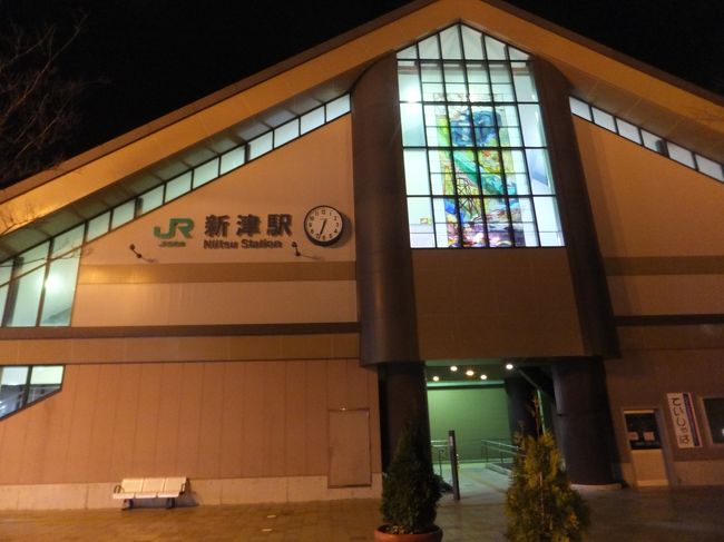 ここで乗り継ぎに30分弱あったので駅の外をぶらぶらします。<br />これくらいの乗り継ぎ時間。普段だと「もっとうまく繋げれば」と思うのですが、冬場の日本海岸の列車は遅れるのが当たり前なので、これくらい余裕があるとこの先の旅にも影響することが少ないので助かります。