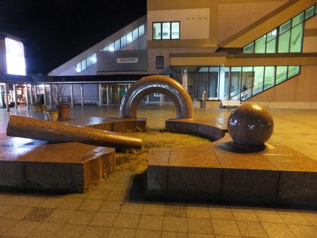 駅の広場に見られるオブジェ、新津駅前にも再開発されたであろう、きれいにされた駅前にありました。