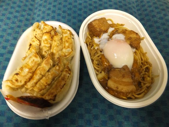 今回は復刻メニューらしい豚の角煮イタリアンと餃子を食べました。<br />豚の角煮に温泉卵がのっています。