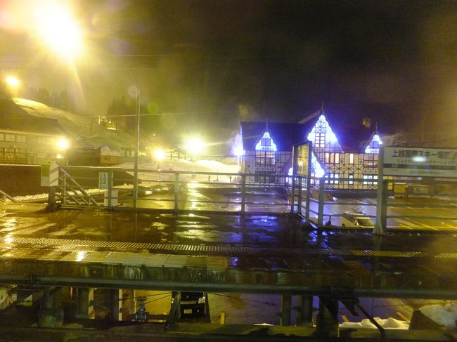 駅前がスキー場の駅。スキーで滑ってる人がいました。