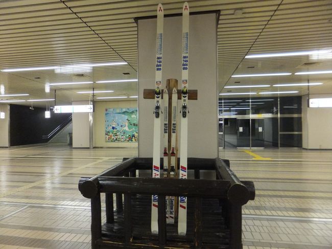 駅の構内にスキー板が飾ってありました。
