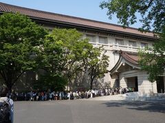 上野に異動して東京国立博物館へ・・・・特別展「キトラ古墳壁画」 に並ぶ人々。一時は９０分待ちだったようですが、私はそれ程待たずに見ることができました。