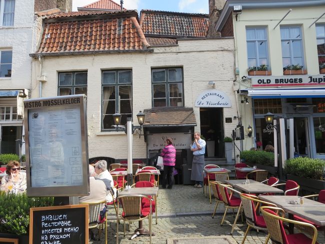 いっぱい歩いて、おなかがすいたのでランチが楽しみです♪<br /><br />ブルージュの、マルクト広場に面しています。<br /><br />