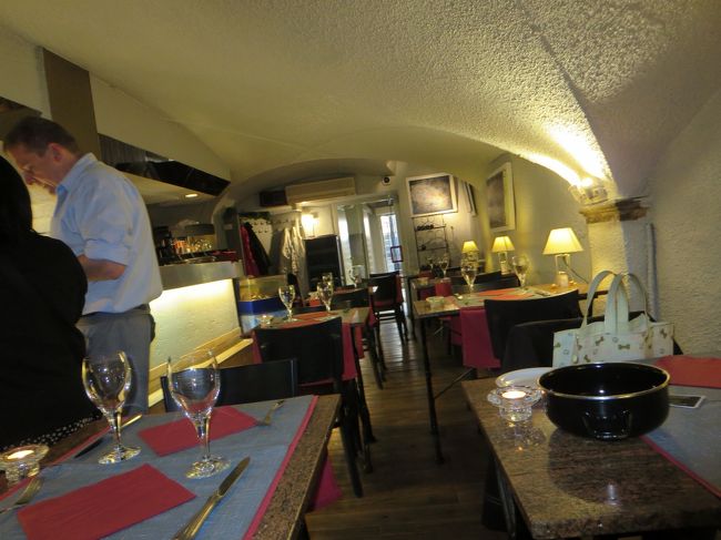 なかなかいい感じ！<br /><br />天井はアーチ状になってます。