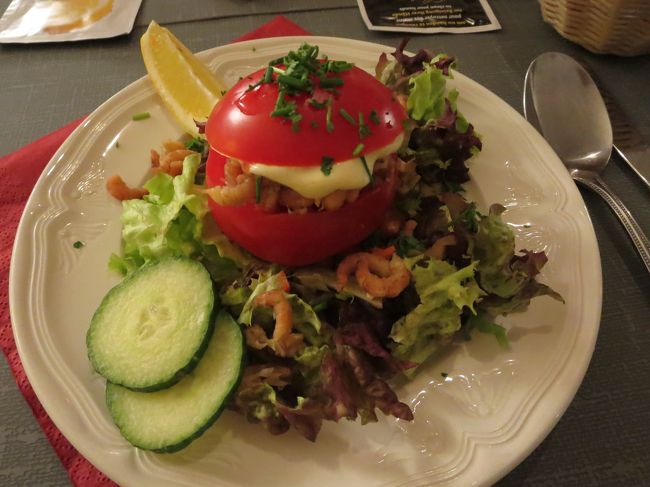 まずは、これも名物のトマト・オ・クルベット！<br /><br />中に、小エビのマヨネーズ和えのようなのが入っています♪<br />トマトも、エビも大好きなので、大満足ですヽ(^o^)丿<br /><br />これで、前菜なんて、すごい量だ！！！