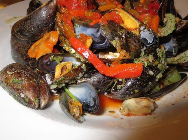 そう、先ほどの空のボウルは、この殻を入れるためでした(^_-)-☆<br /><br />Ｍ本さんが、白ワイン煮の方を１０個ほどくれましたので、かなりのボリュームになります。<br /><br />でも、美味しいので、完食しちゃいましたヽ(^o^)丿