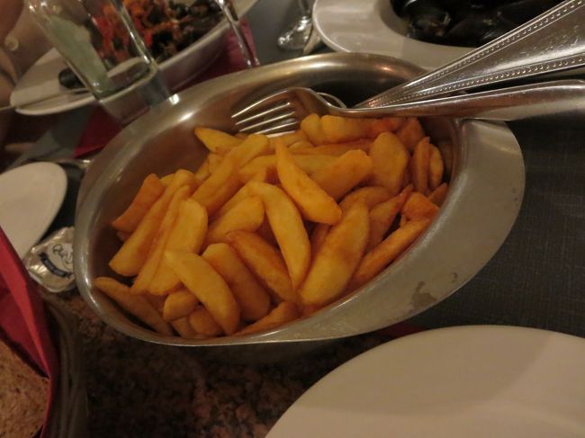 フリッツは、４人に１つですが、量がかなり入っています。<br /><br />ムール貝を食べないＭ浦さんは、このフリッツを食べたらっしゃいました。