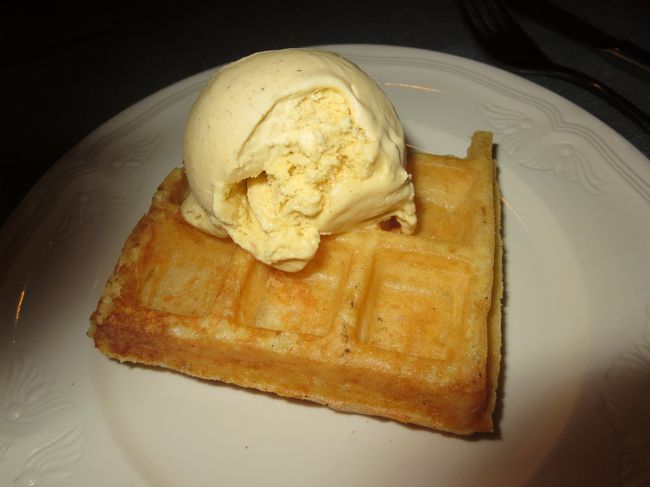 そして、デザートは、一番楽しみにしてたワッフルでーす！！！<br /><br />半分に、アイスが乗っかってます。<br />半分で、充分の量です(*^_^*)<br />そして、今まで食べたワッフルの中で、一番おいしかったです〜(^O^)<br /><br />サクサク♪