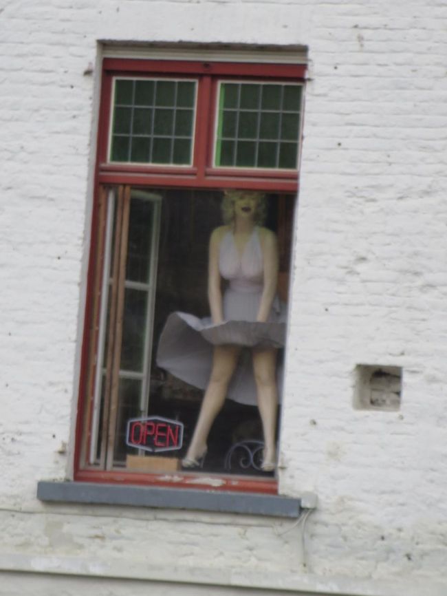 Ｔ島さん「あ、マリリンがいますよー！」<br /><br />ちゃんと、下から風を当てているなんて、すごい(*^_^*)<br />なんのお店なんだろう？！