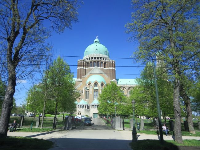 車窓より<br /><br />ドーム形の建物、これ好き(*^_^*)