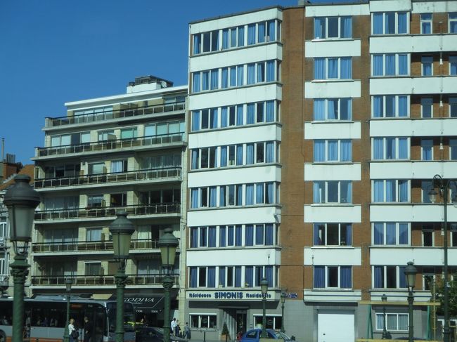 車窓より<br /><br />近代的な建物が増えてきました。