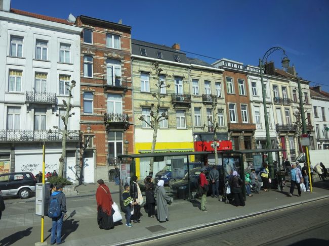 車窓より<br /><br />この辺りは、アラブ系の方々が多く住んでる地区だそうです。