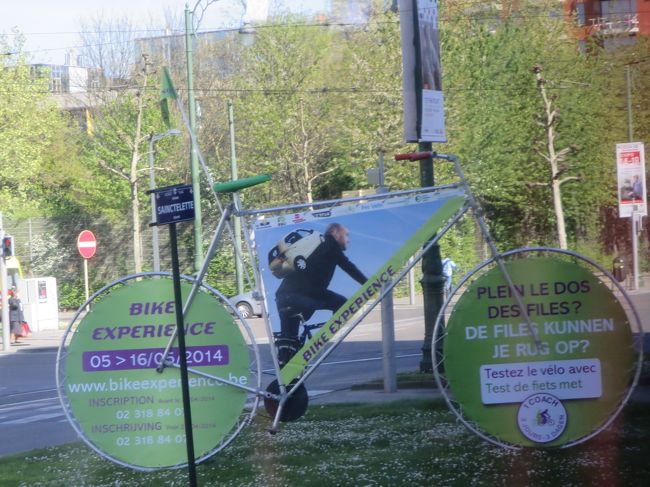 車窓より<br /><br />すごく大きな自転車\(◎o◎)／！<br /><br />この中に描かれてる方は、競輪のすごい選手だったそうです。