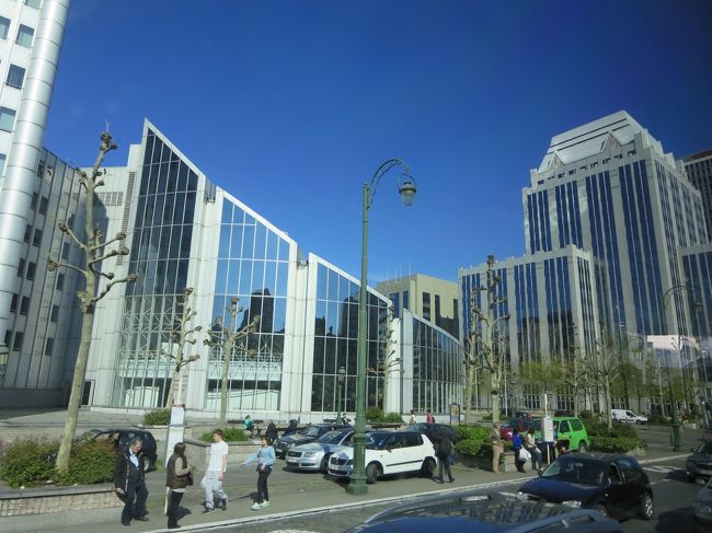 車窓より<br /><br />わお！すごく近代的！<br /><br />新市街なんだろうな〜。