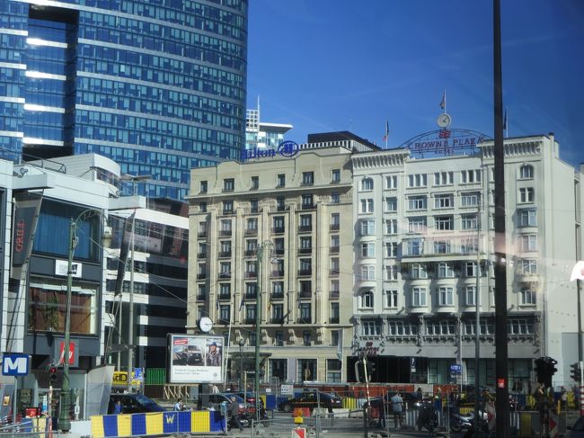 車窓より<br /><br />あ、以前ＴＶで見た「２つのホテルがひっついてる」シェラトンと、クラウンプラザだヽ(^o^)丿<br /><br />ブリュッセルでは、全く関係ない２つの建物や家が、ひっついて建てられてることが多いんですって！