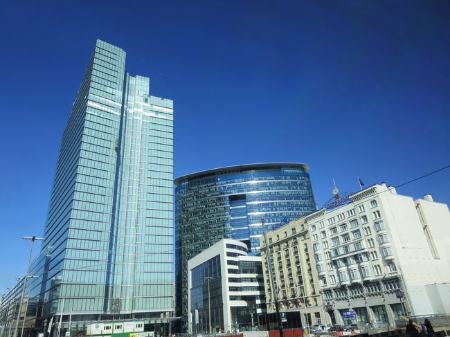 車窓より<br /><br />大都会！！！<br /><br />「♪あ〜あ〜果てしなく〜　夢を　追い〜つづけ〜♪」by クリスタルキング<br /><br />あ、歳ばれちゃう(^_^;)