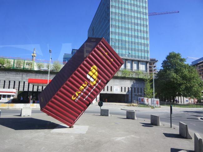 車窓より<br /><br />コンテナ、どうやってこんな斜めに？！