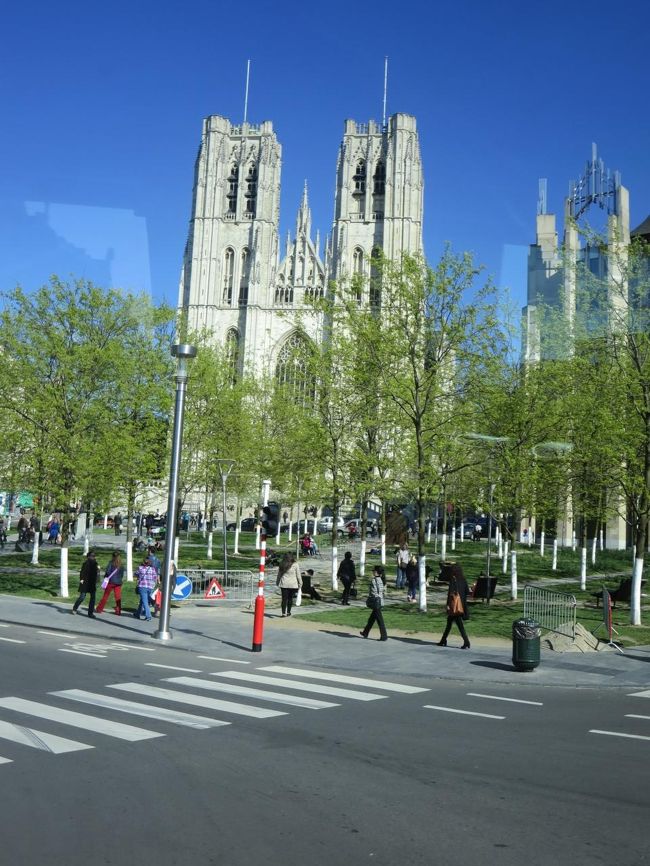 車窓より<br /><br />サン・ミッシェル大聖堂、美しいですね(*^_^*)