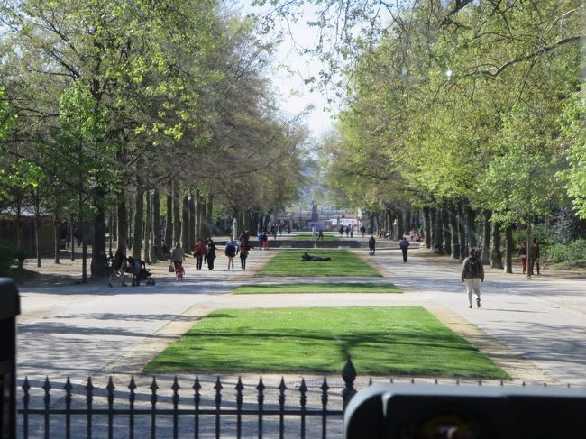 車窓より<br /><br />ブリュッセル公園、気持ちよさそう！！！<br /><br />寝転んでる人もいます(*^_^*)