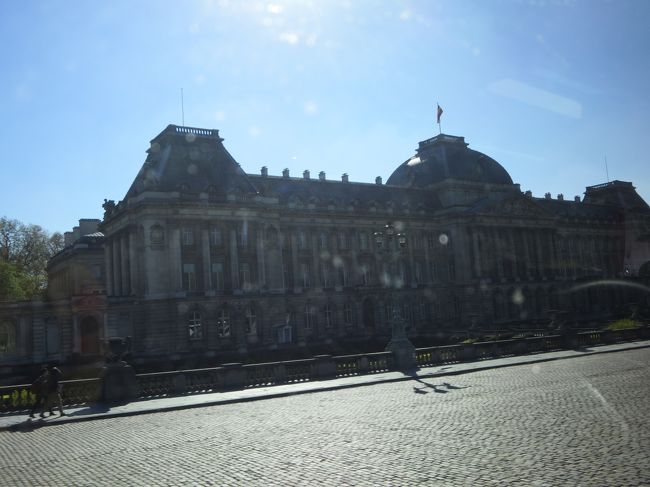 車窓より<br /><br />王宮です。<br />現国王は、ここには住まれてないそうです。